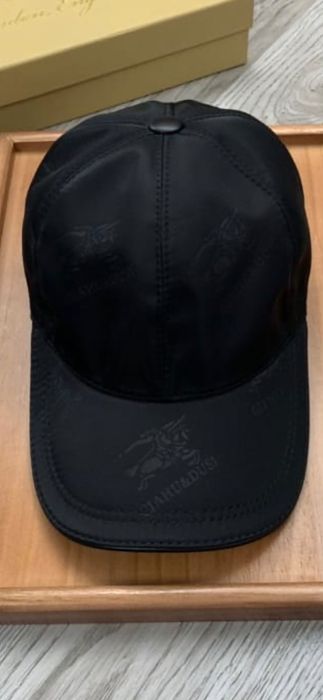 Șapcă Burberry model 2026, 8 modele