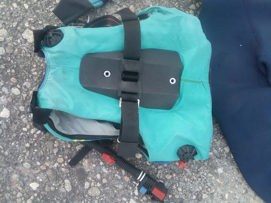 Costum uscat scafandru și vesta salvare