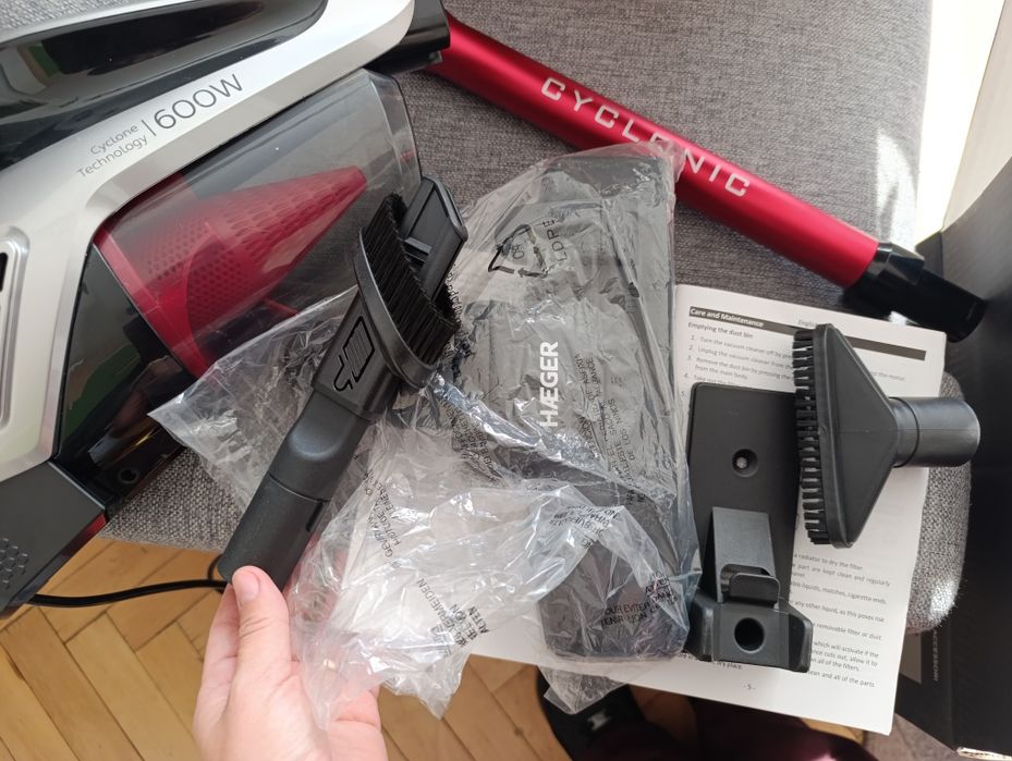 Aspirator vertical cu fir, aspirare cyclonica, fara sac