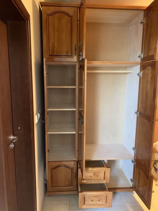 Трикрилен гардероб с надстройка от масив