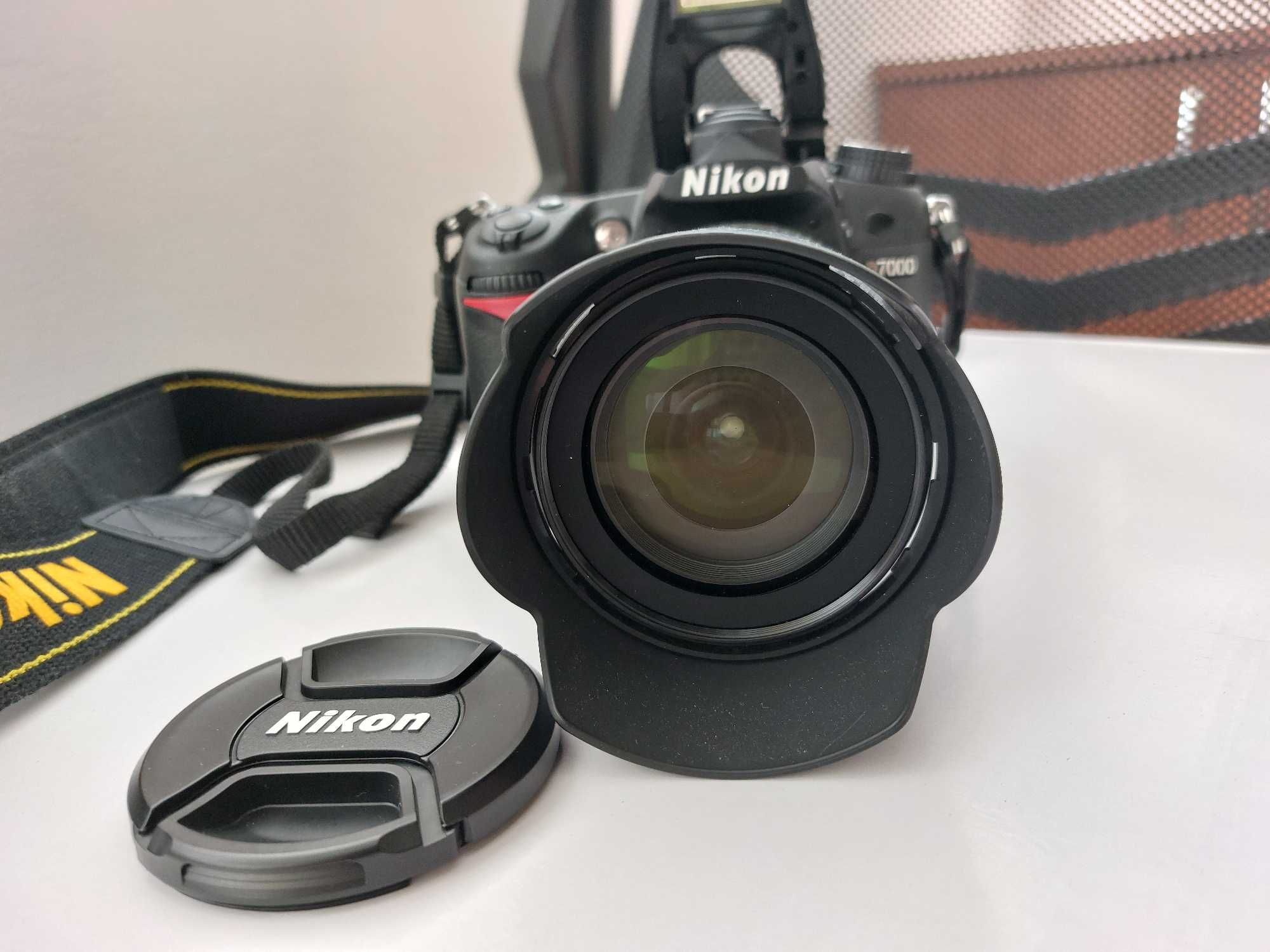 Vand aparat foto DSLR Nikon D7000 cu accesorii