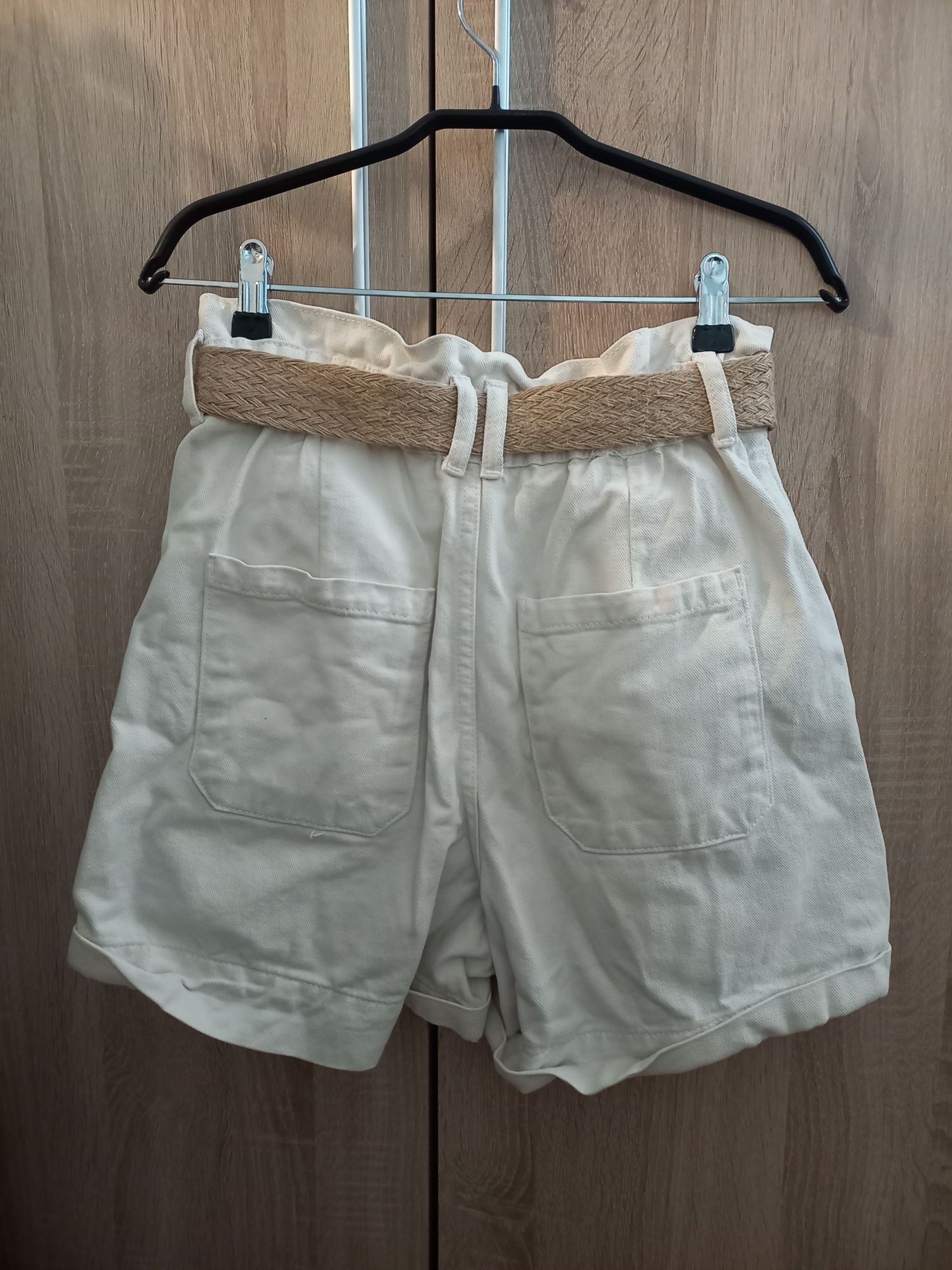 Къси дънкови панталони с коланче Zara