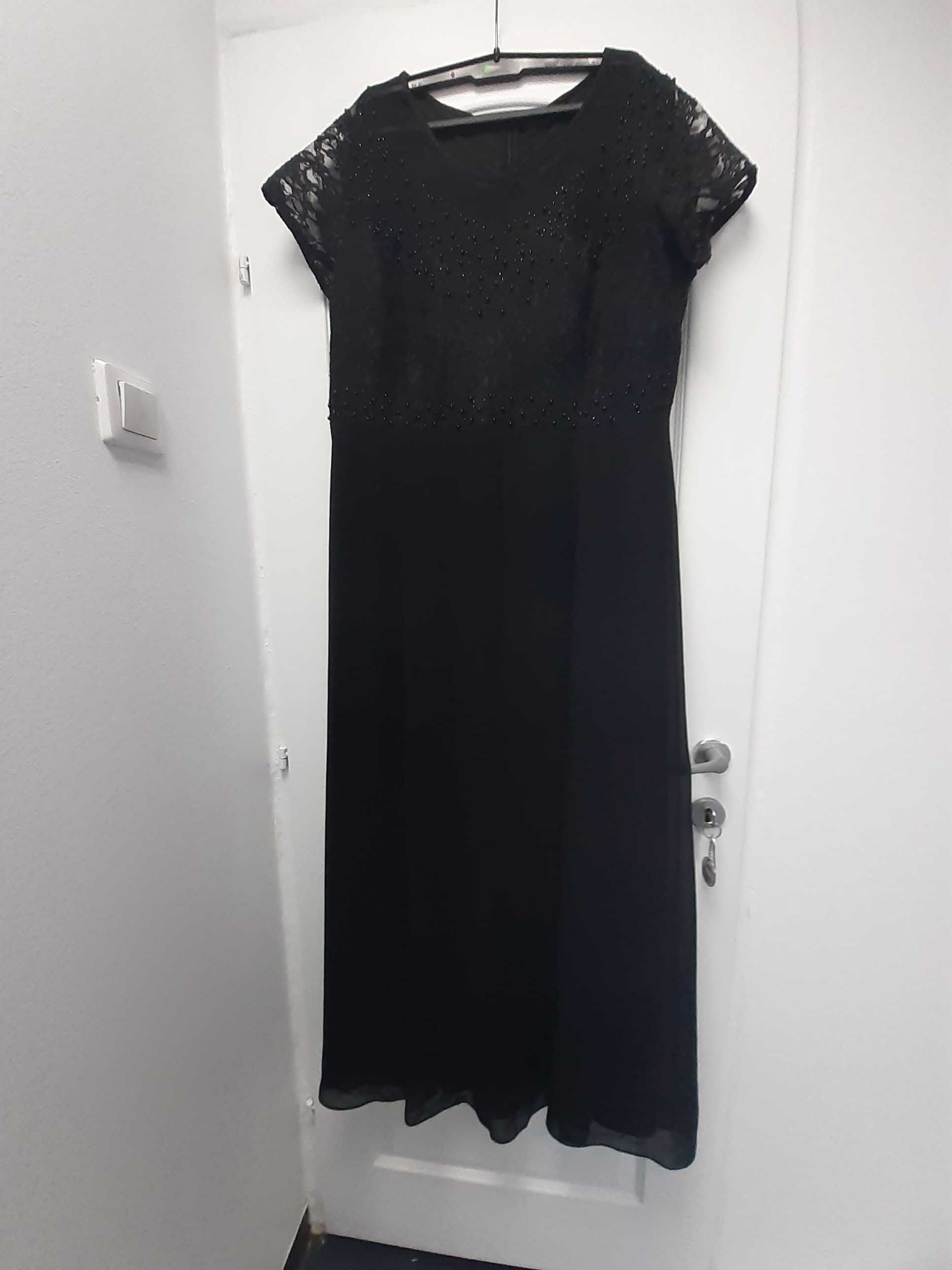 Vand rochie marimea 52,lunga culoare negru cu aplicatii pe piept