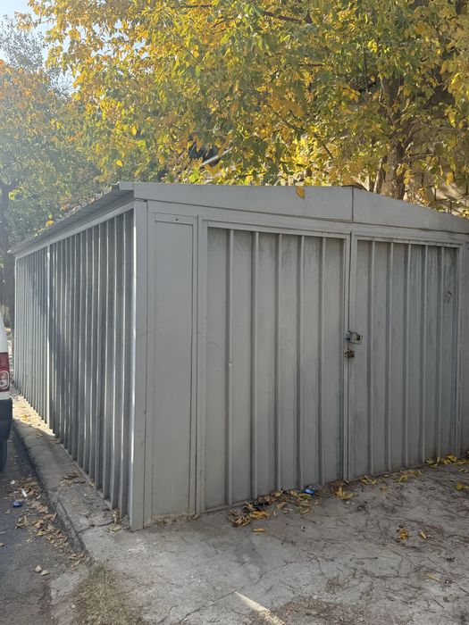 Металический гараж продается в хорошим состоянии