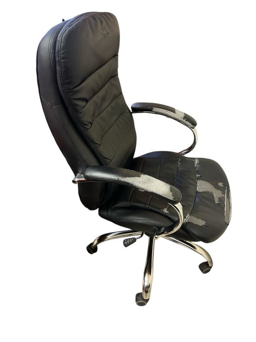 Офис стол с козметични забележки