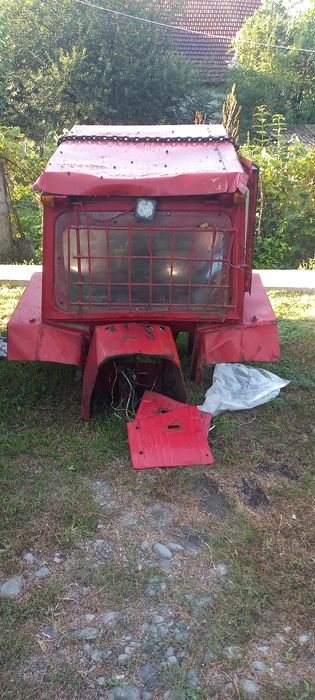 Vînd cabină pentru tractor Fiat 445 și capotajul în stare bună