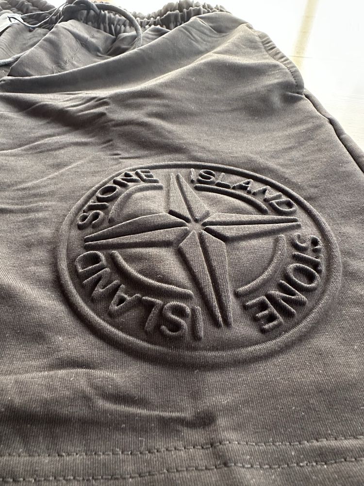Мъжки,памучни,черни къси панталонки Stone Island с изпъкнало лого