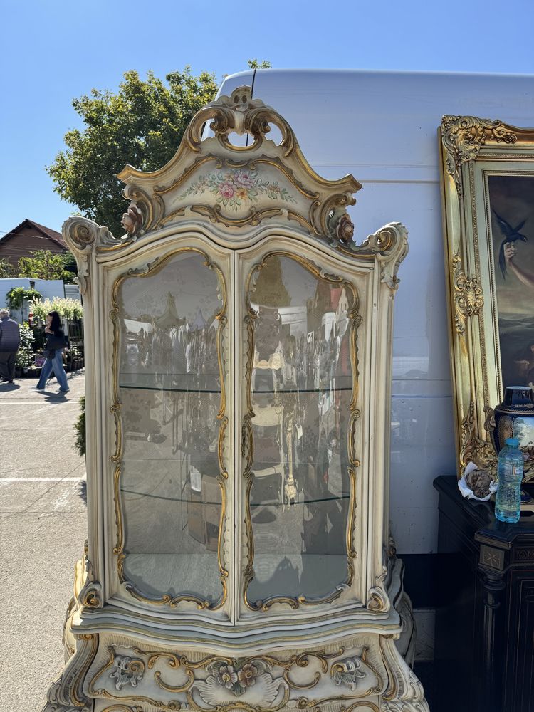 Vitrina din lemn masiv cu sculpturi, stil baroc-venetian