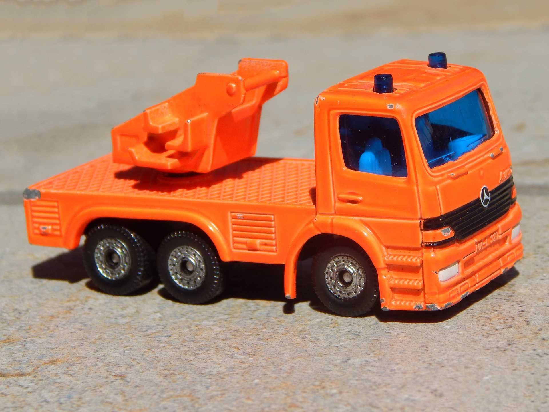 Macheta jucarie camion pompieri Mercedes Atego Siku sc 1:72 uzata