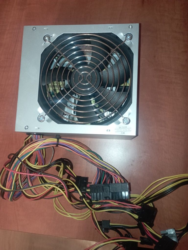 Продавам  малко използвано работещо захранване за компютър 600W