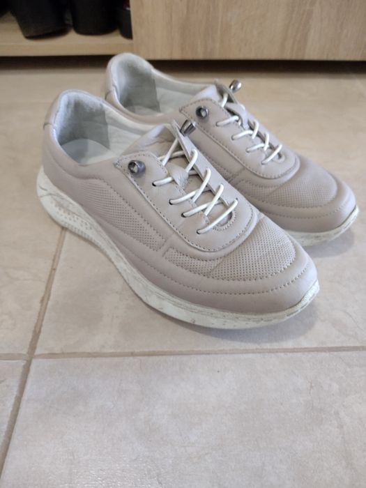 Дамски бежови обувки номер 36