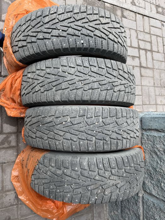 Шины 215/56/16 шипованные в идеальном сосстоянии.