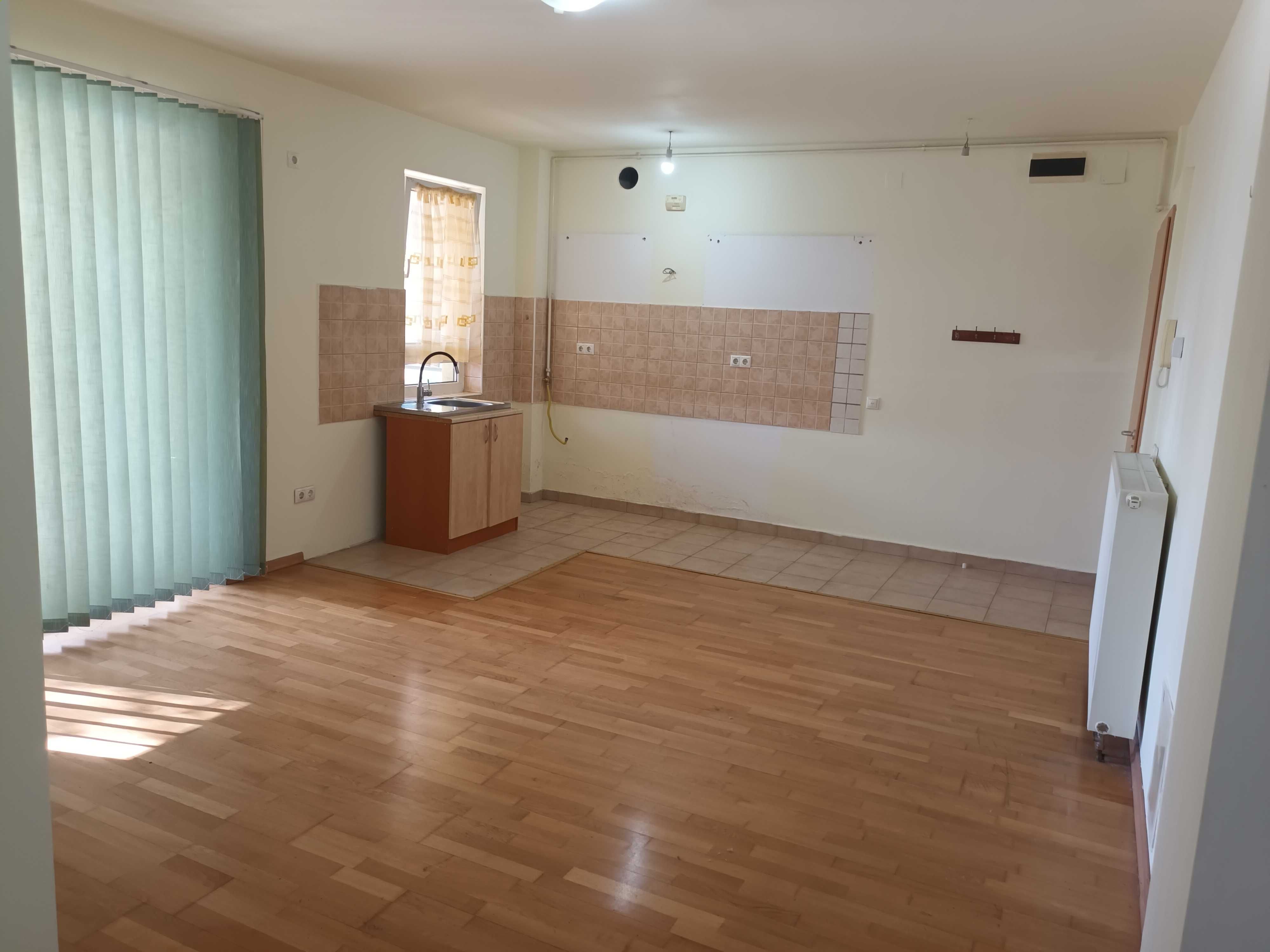 Inchiriez apartament cu o camera nemobilat, parter, bloc nou, Aradului