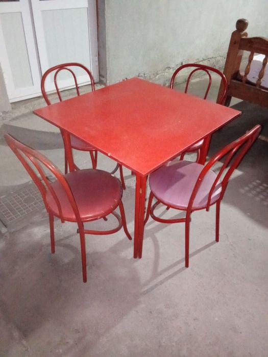 Стол стул сотилади.