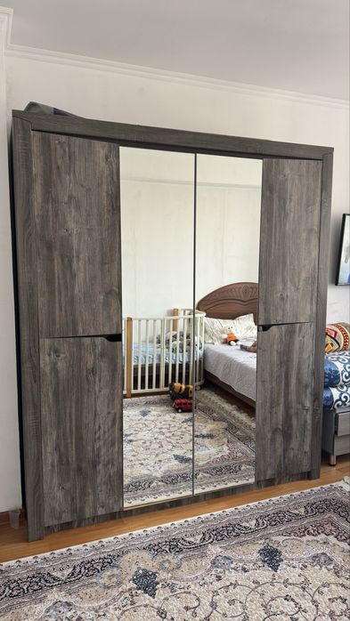 Шкаф с двумя тумбами