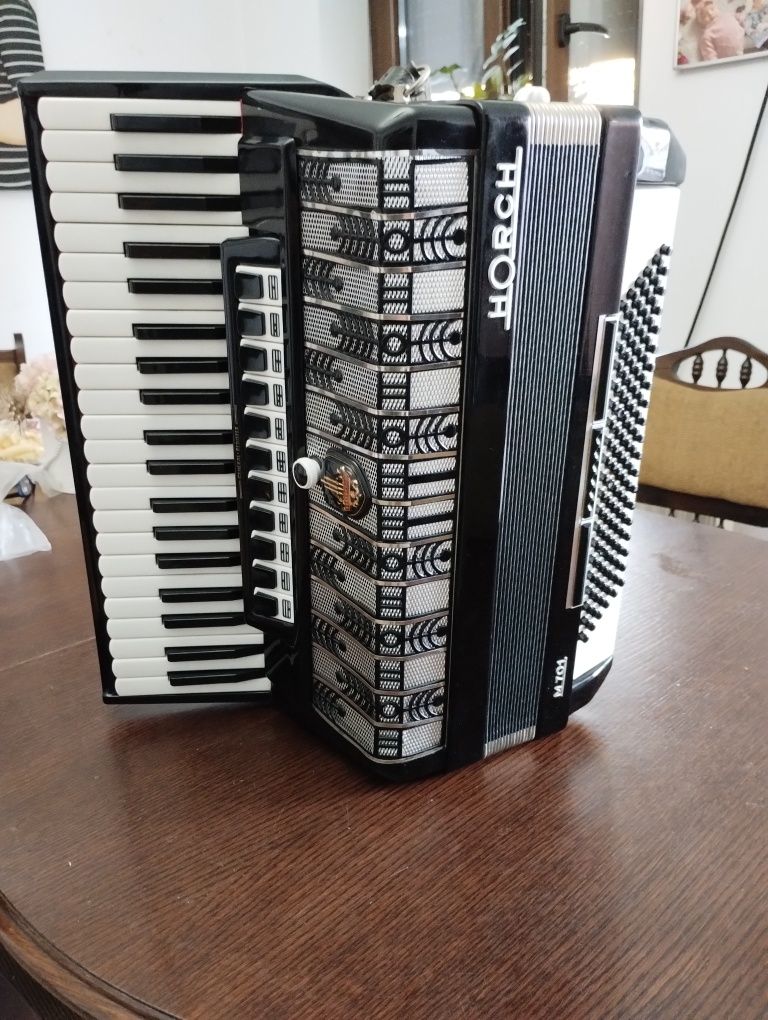 Acordeon  Horch 120 Bași, 11 Registre + 3 Registre la Basi In 4 Scaune