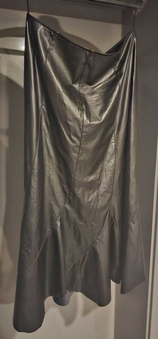 Чисто нова черна дълга лъскава кожена пола, размер "L"