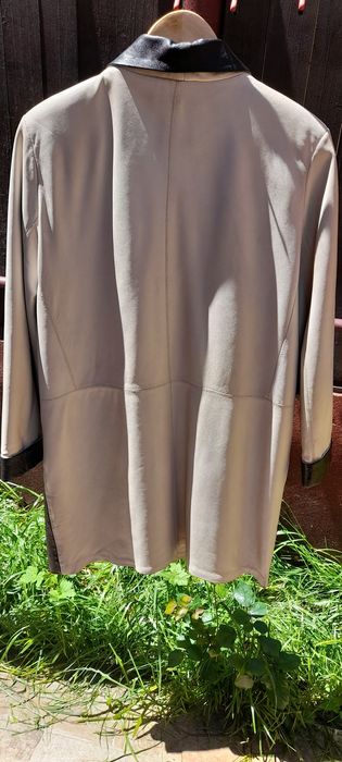 Haină de piele naturală.