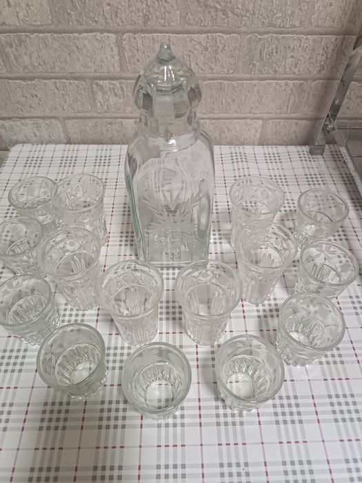 Продается стеклянный набор для праздничного стола.