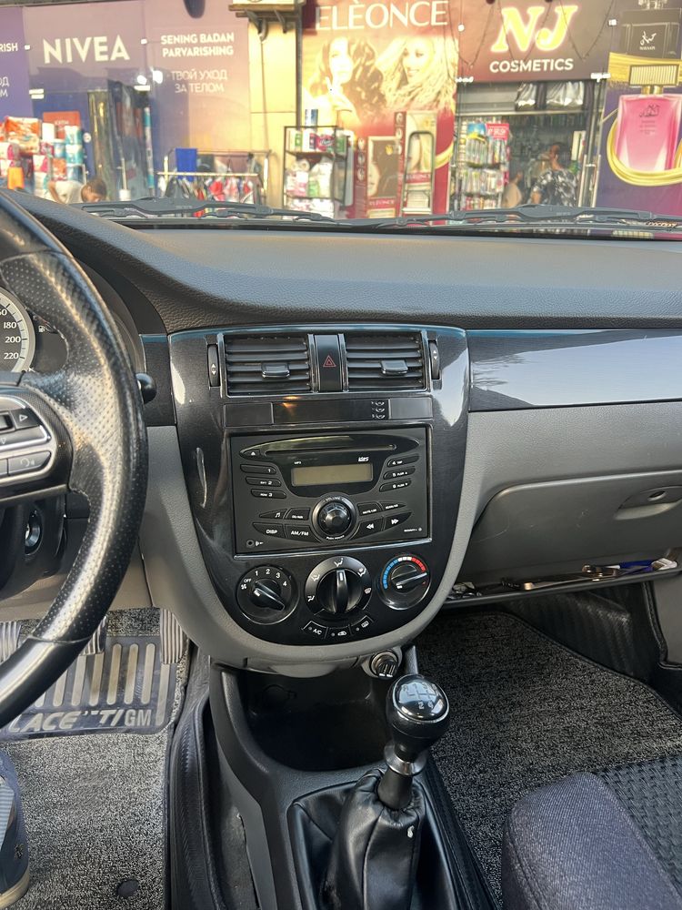 Lacetti 1.8 sotiladi