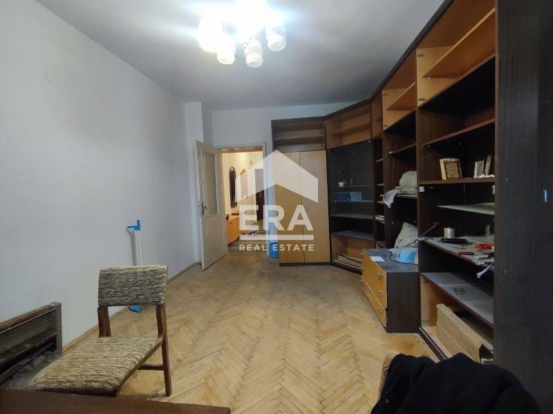 Просторен тристаен апартамент в кв. Дружба 1
