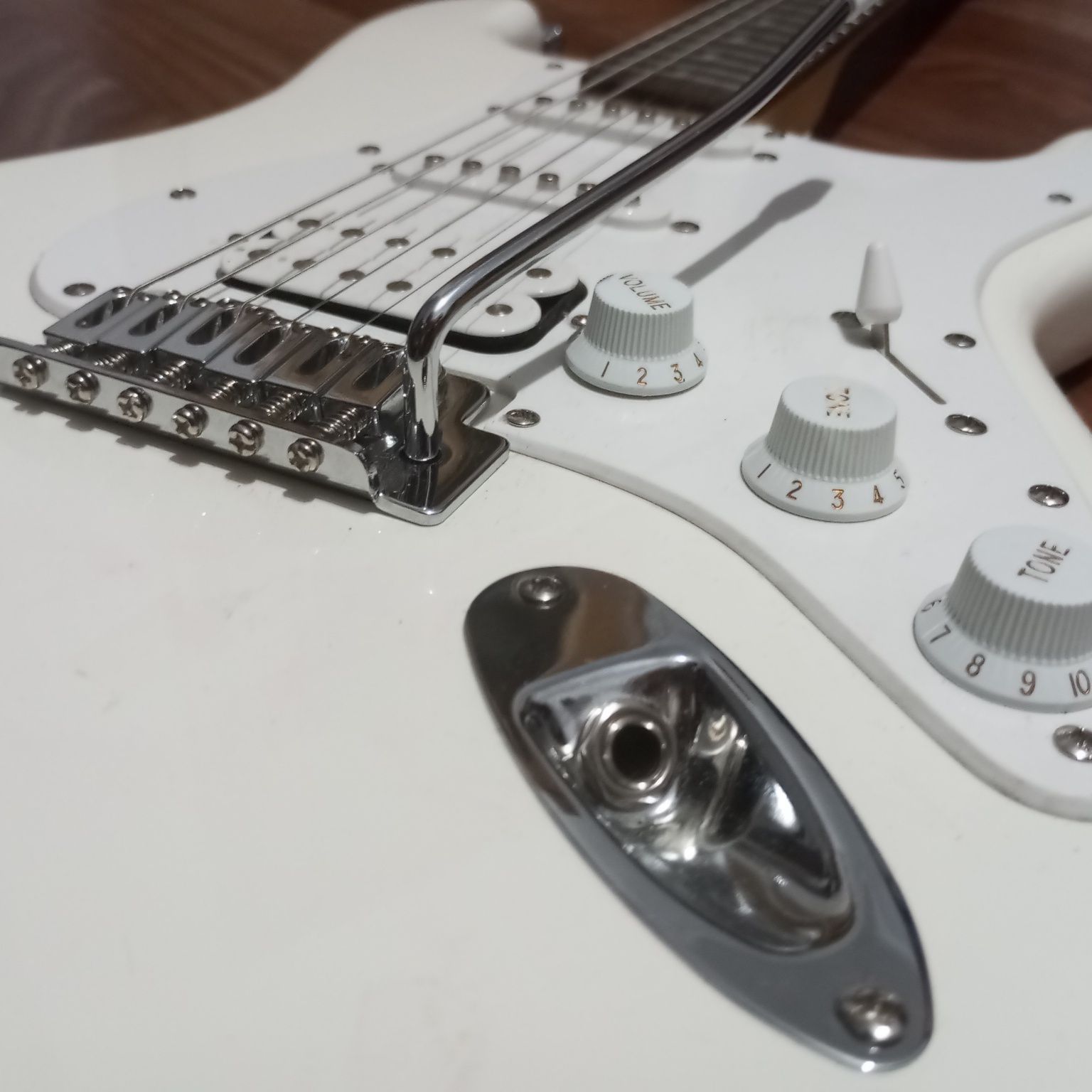 fender squier stratocaster белый