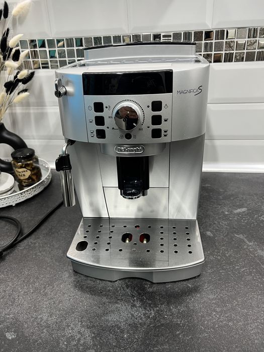 Expressor  Cafea automat cu cafea boabe si macinata