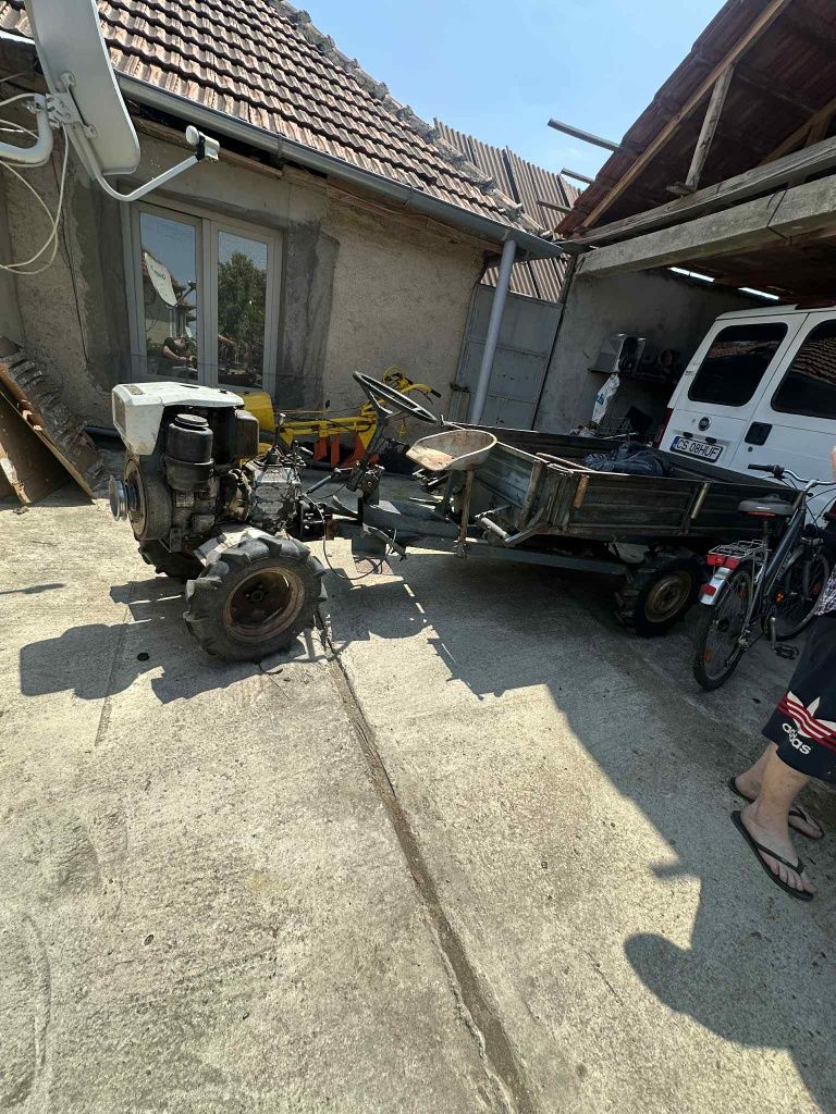 Vand 2 tractoare