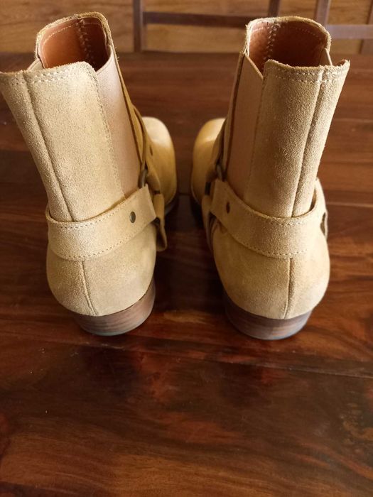 Боти от естествен набук