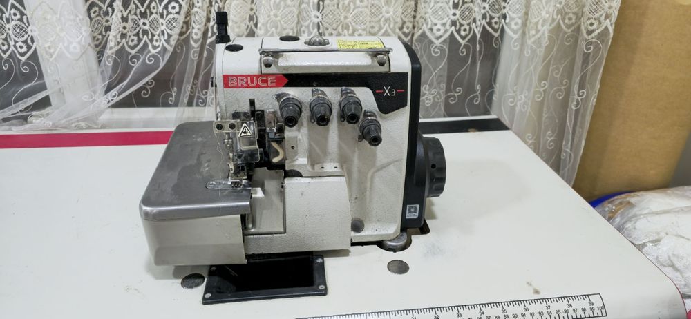 Tikuv mashinasi va to'liq kanplekt