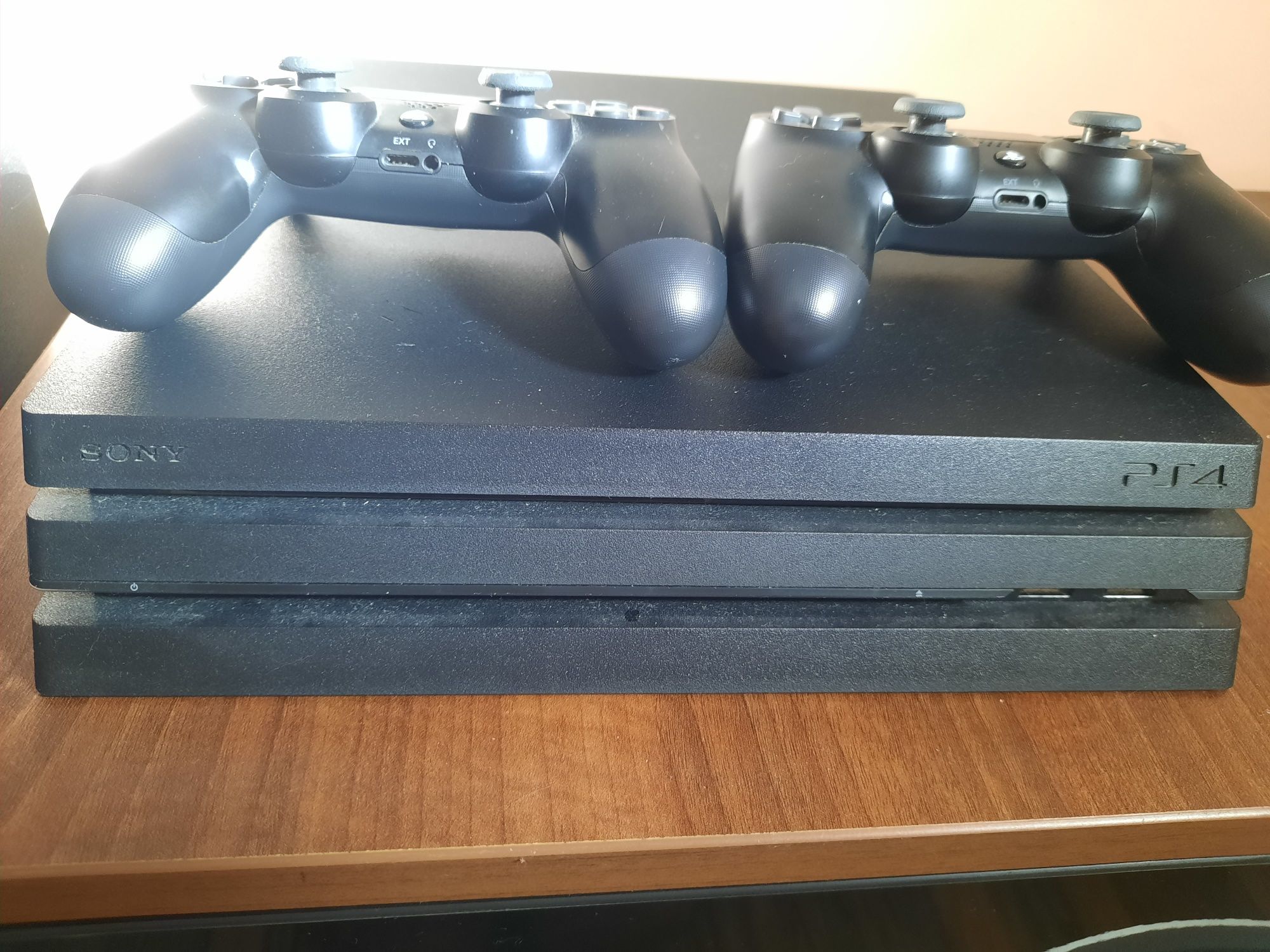 Consola PS4 SLIM 1 TB și 2 joystikuri