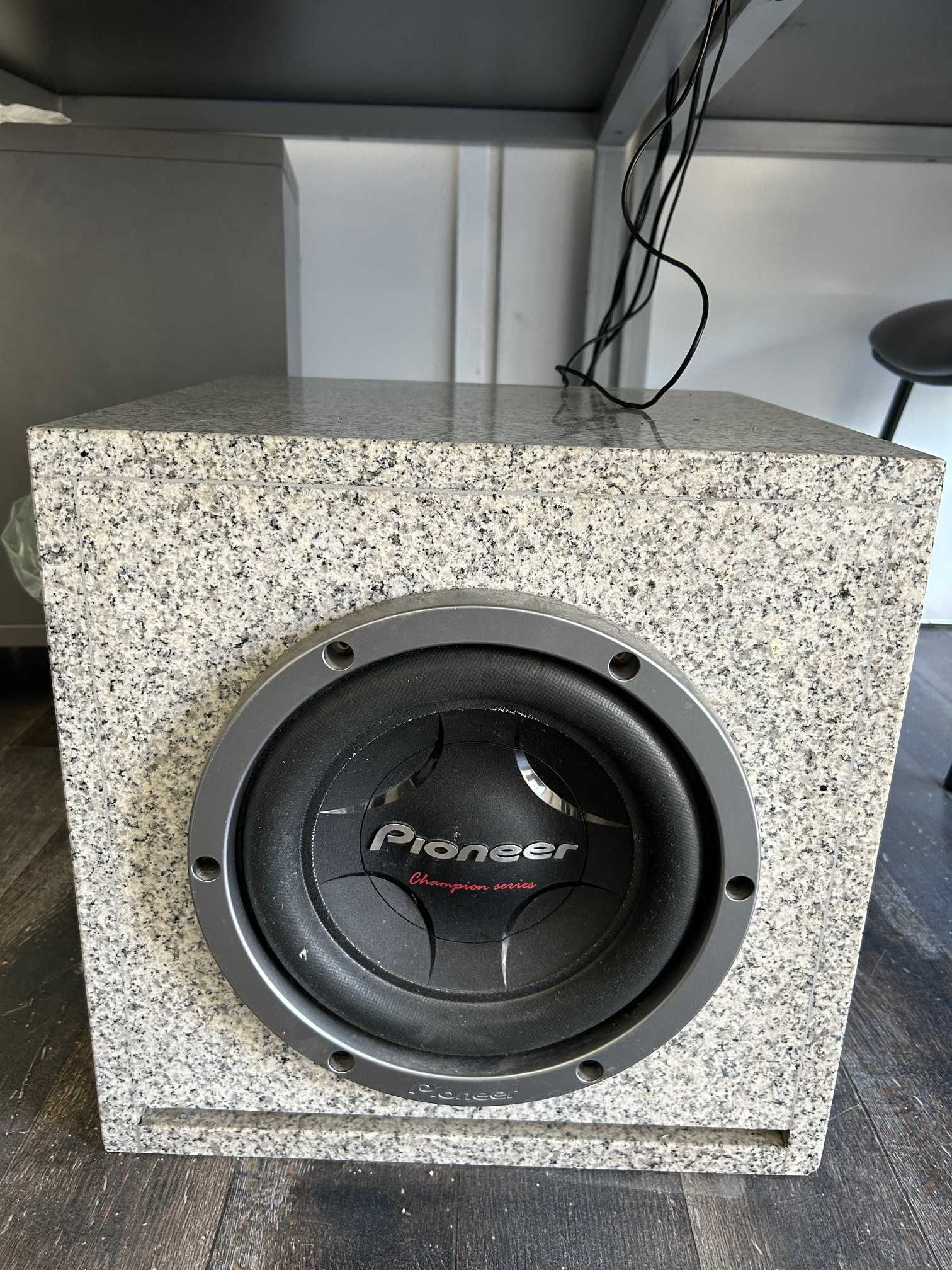 Ресийвър SONY STR-DN1010 заедно с три каменни тонколони
