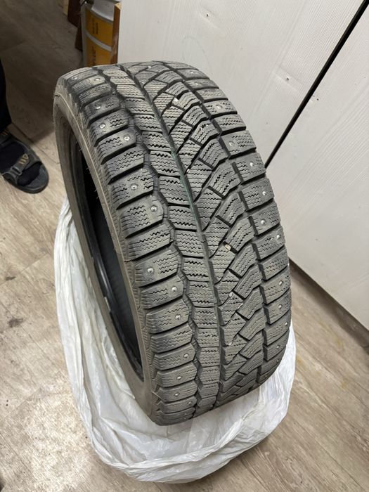 Продаю коплект зимней резины с шипами, размер 225/45 R17 (Viatti)