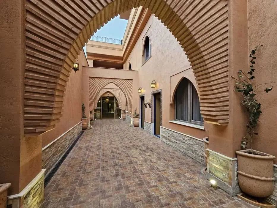 Продам новую гостиницу в восточном стиле в МирзоУлугбекском районе.