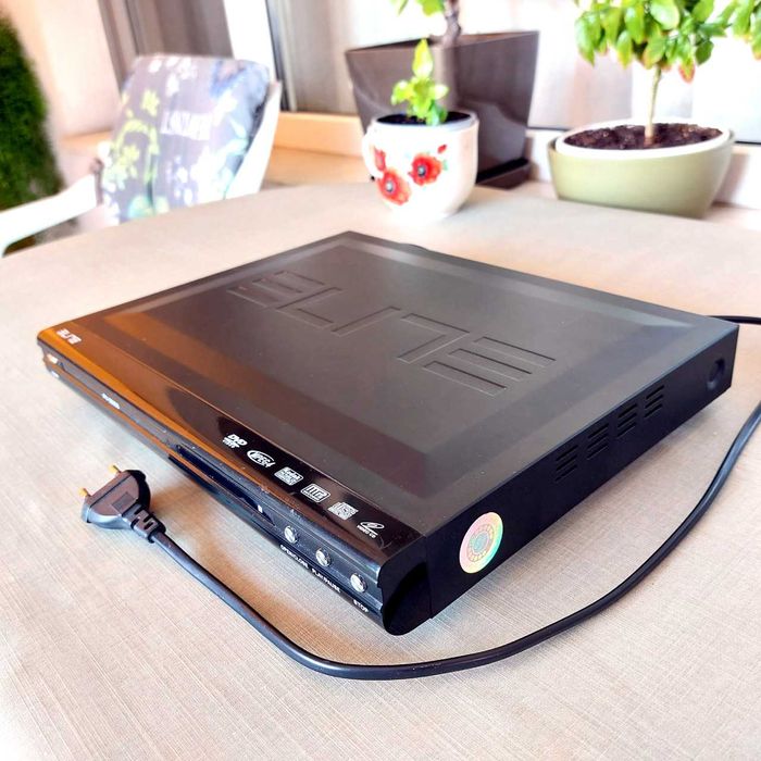 Продава DVD player Elite с дистанционно и комплект кабели