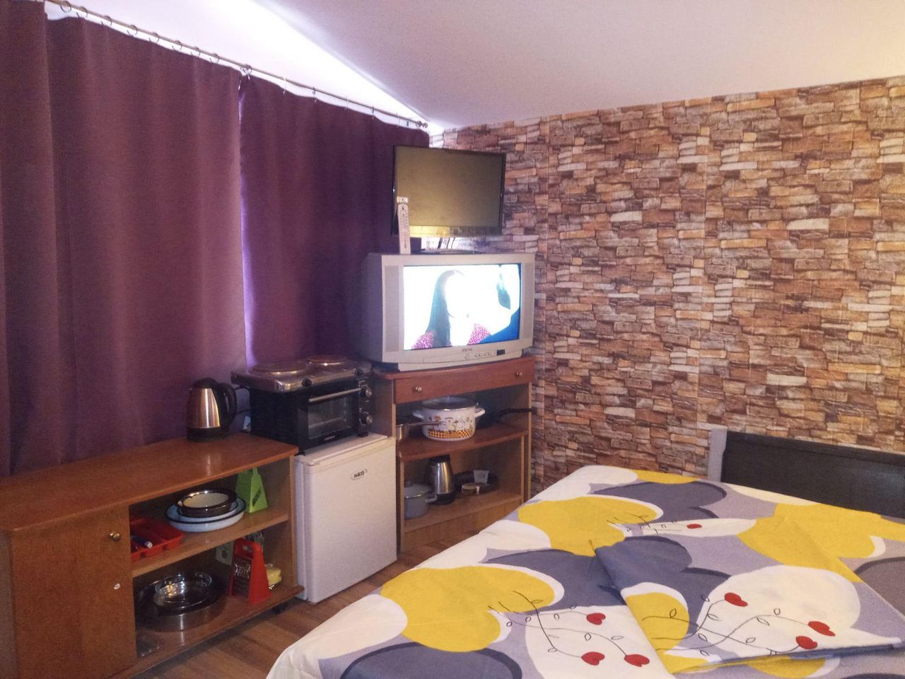 Дава се под наем Етаж от къща в Варна, Бриз - 30 кв.м за 275 € - Снимка #2