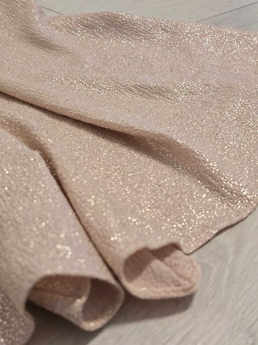 Salopetă aurie cu decolteu la spate