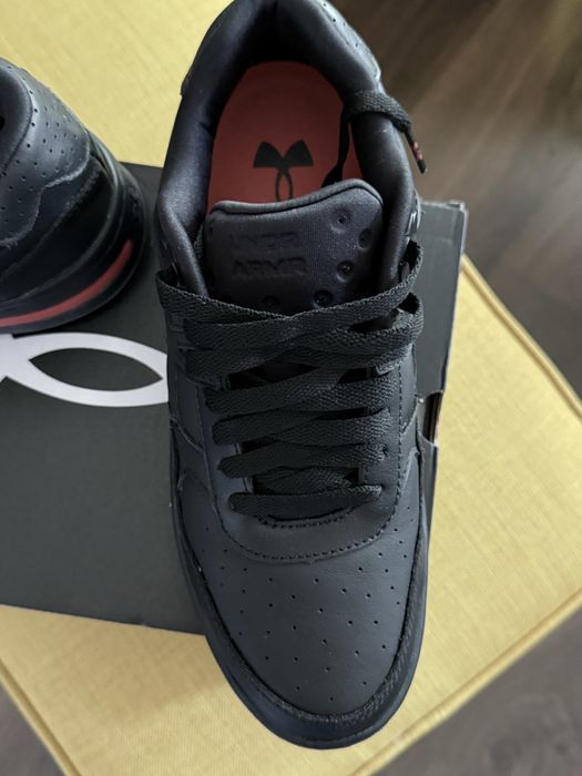 Vand adidasi Under Armour