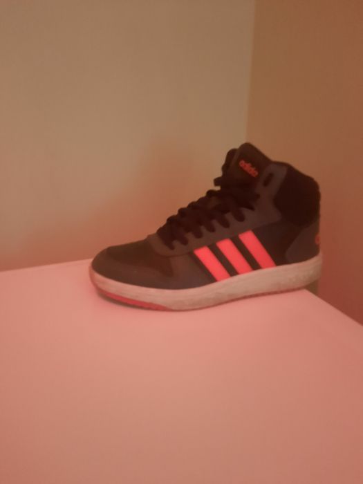 Adidasi adidas pentru baschet