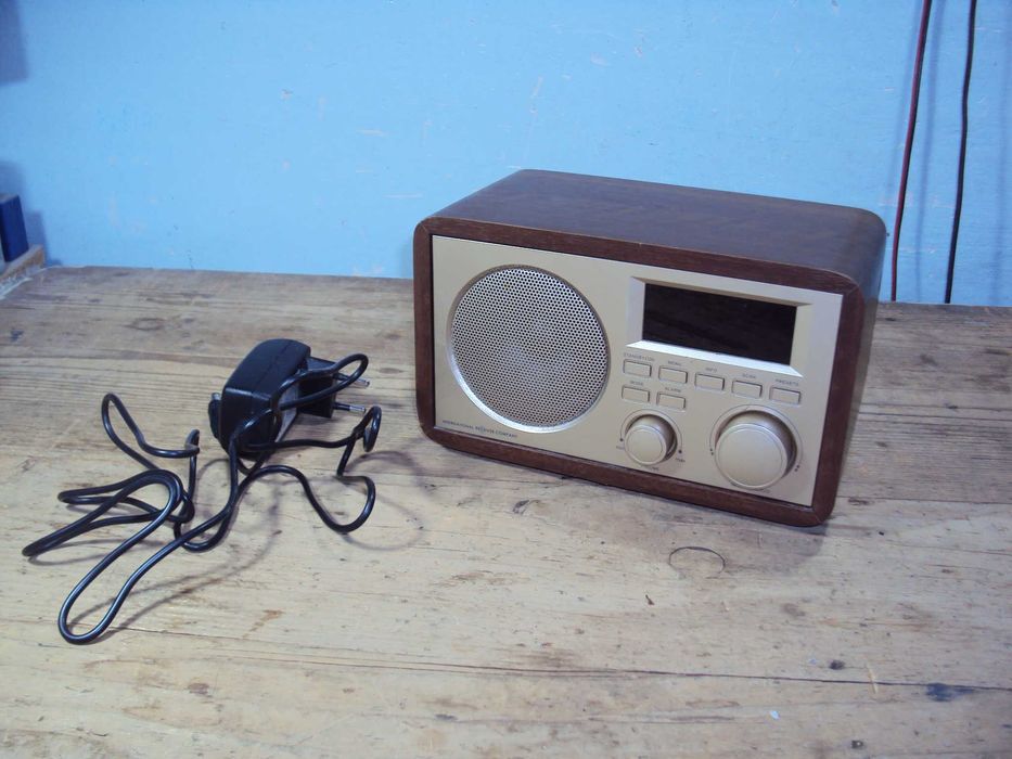 radio cu display digital,FM,DAB,IN AUX,alimentare 220v si baterii