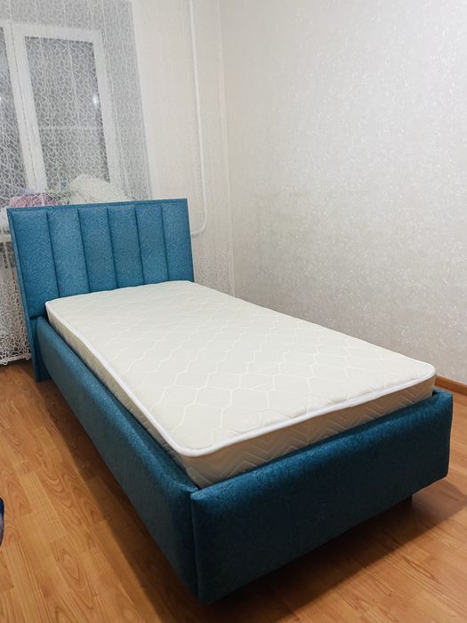 Кровать с матрасом (новая)
