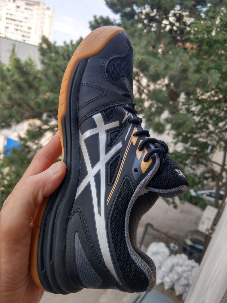 Резервирани.Asics Upcourt 4. 40,5нм. 25,5см.
