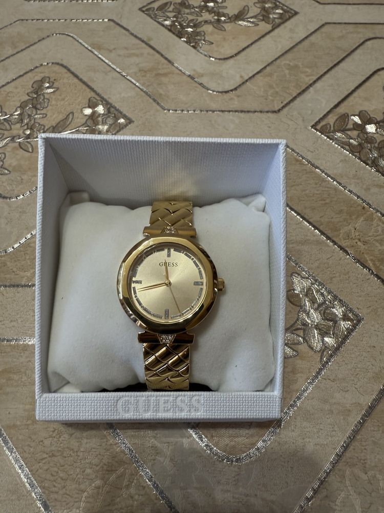 Продавам дамски часовник Guess