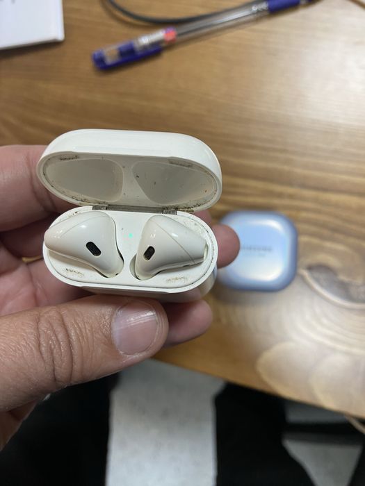 Обменаю два безпроводных наушника