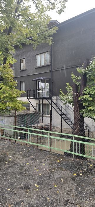 Продава се луксозен 3-стаен етаж от къща с двор в идеален център