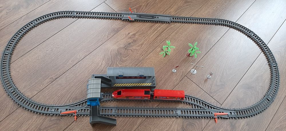 Влак с релси и гара 4+