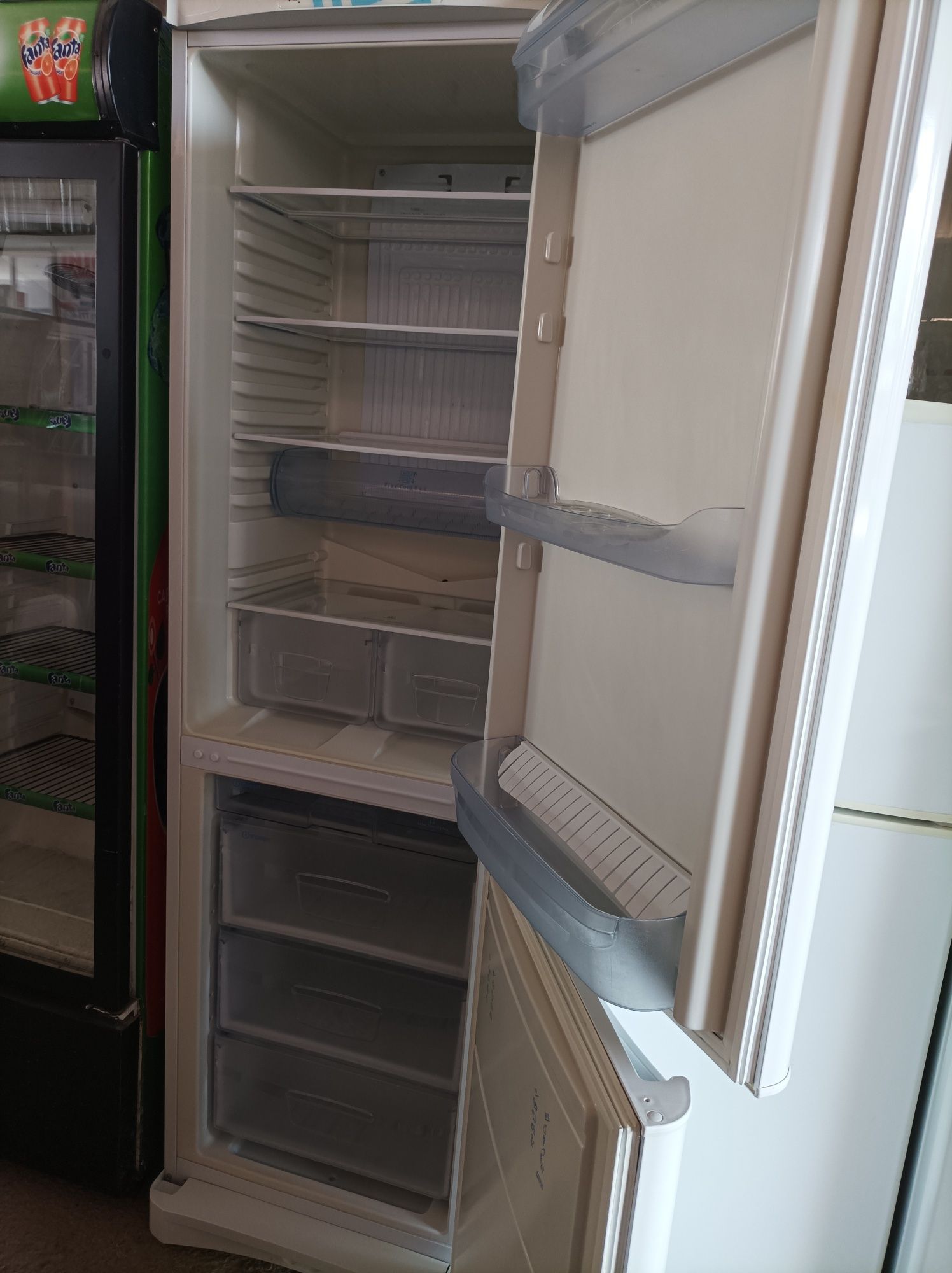 Продам холодильник Indesit рост 1,95