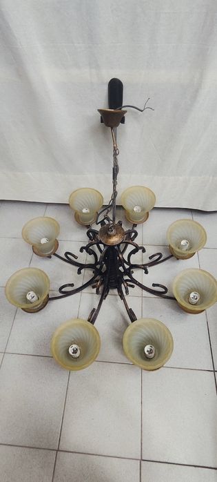 Продам люстру на 8 лампочек