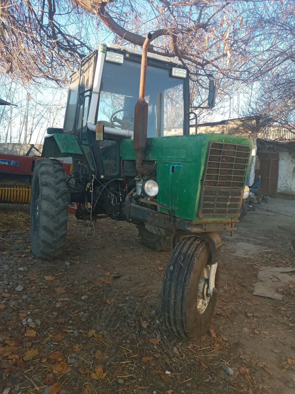 Traktor Belarus plugi bilan