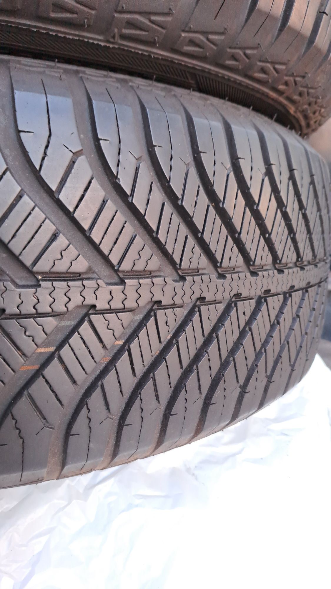 2бр. Всесезонни 195 65 15 Goodyear Vector 4Seasons
